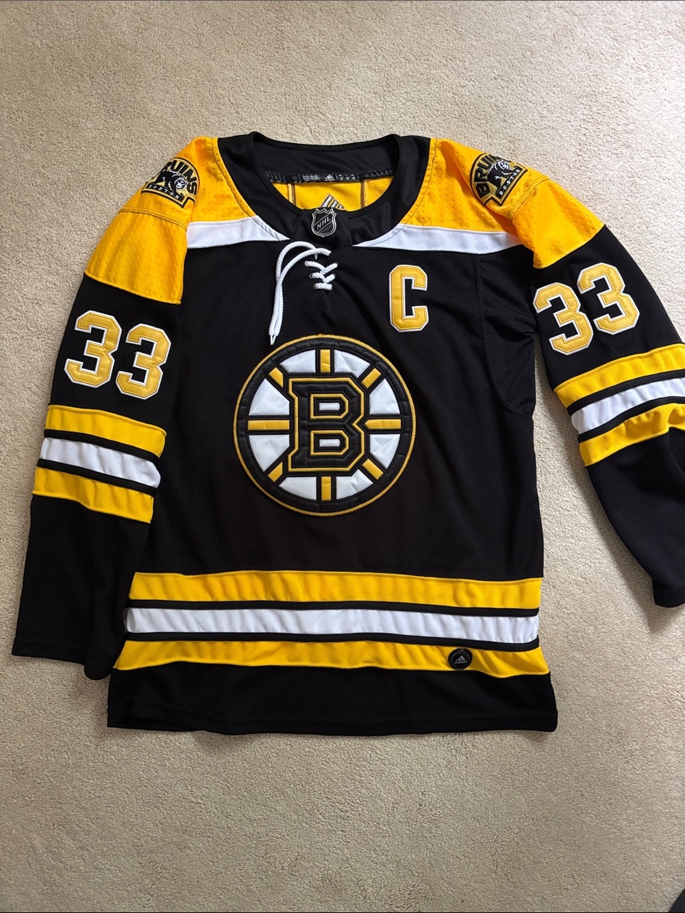 Boston Bruins Black and Yellow Captain #33 Hockey Jersey
Men’s size L (52)
